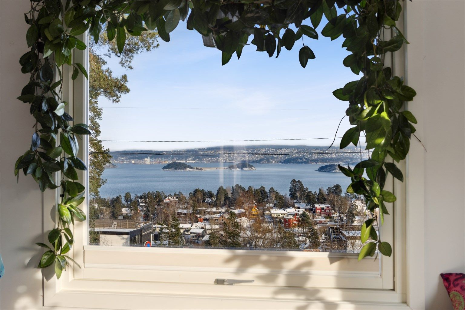 Fantastisk utsikt fra stuen utover vakre Bunnefjorden.
