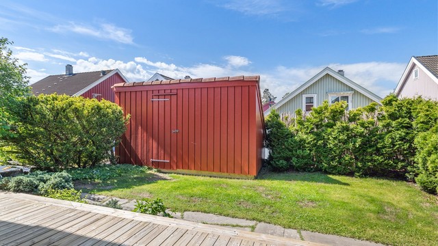 Frittstående redskapsbod i hagen gir ekstra lagringsplass.