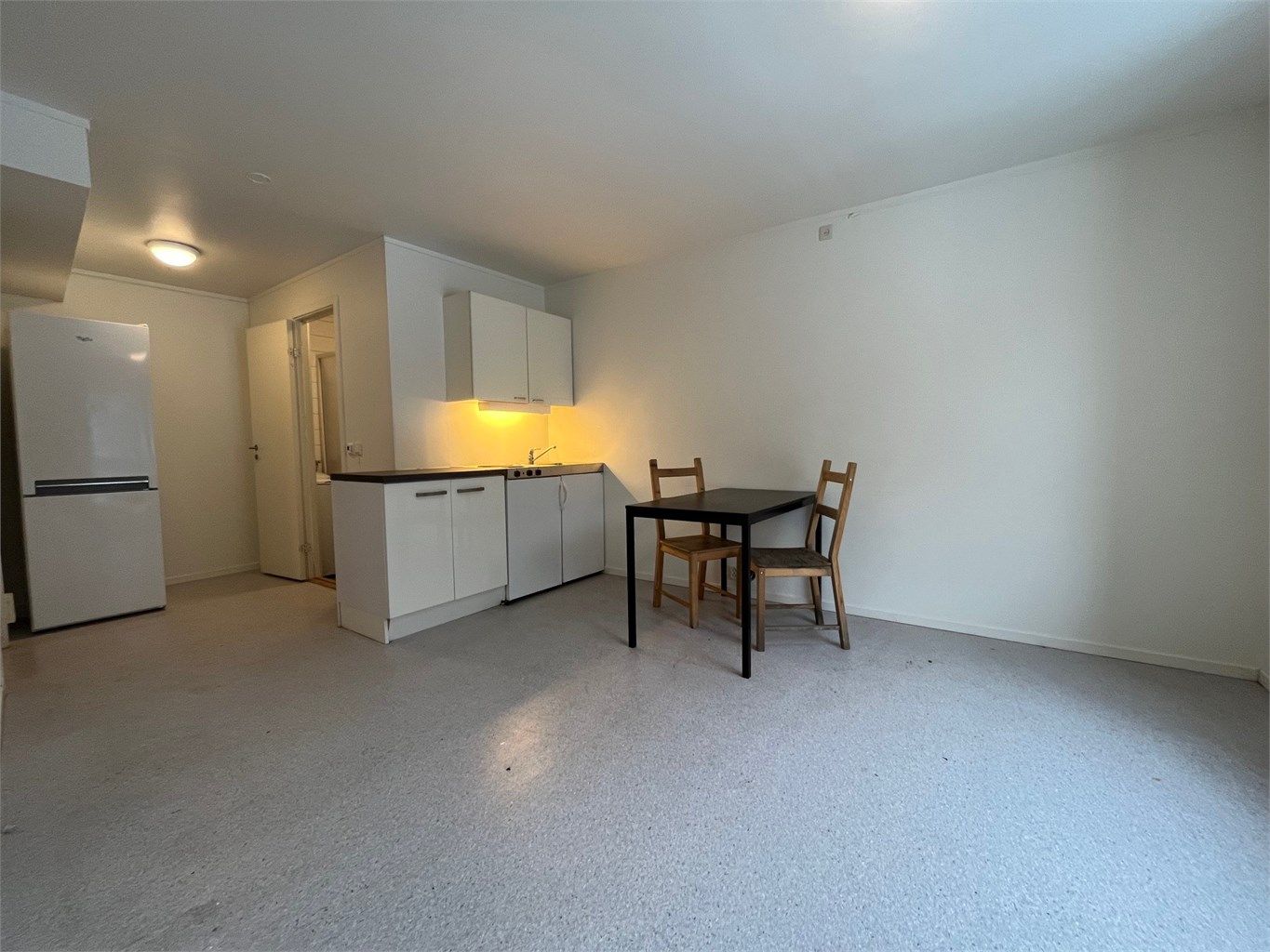 Stue med åpen kjøkkenløsning. Plass til både spisebord og en sofadel 