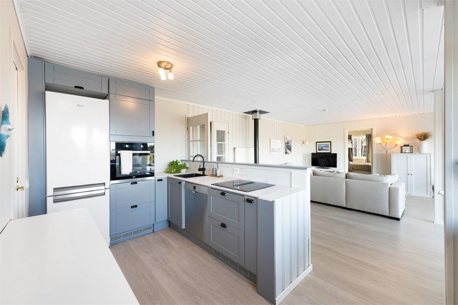 Romslig kjøkken med mye benk- og skapplass som gjør matlagingen enkelt og trivelig.