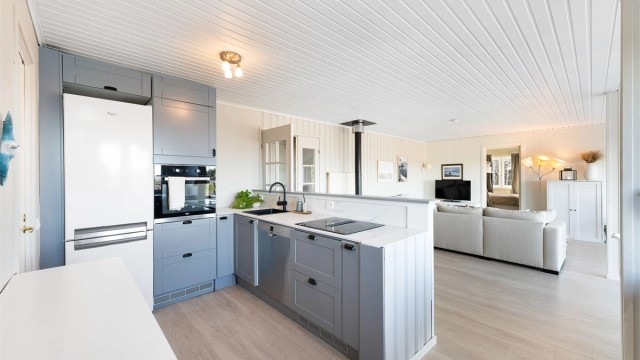 Romslig kjøkken med mye benk- og skapplass som gjør matlagingen enkelt og trivelig.