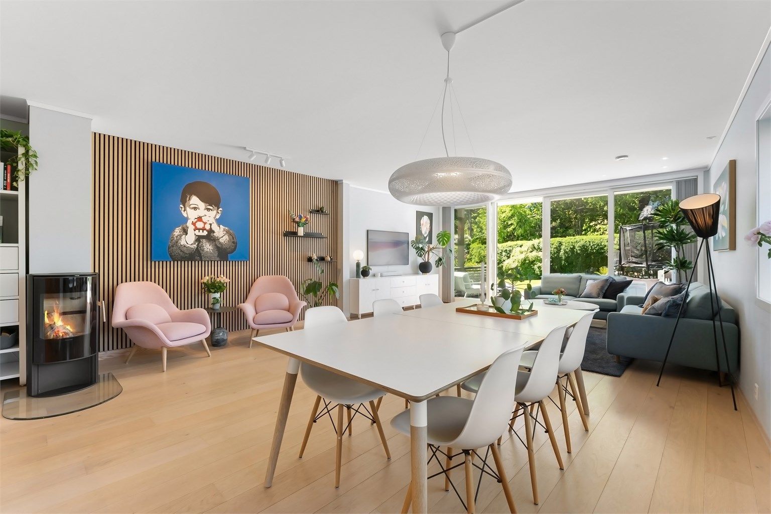 Boligen ligger i et veletablert villaområde og passer ypperlig for dere som ønsker å bo sentralt, men samtidig usjenert