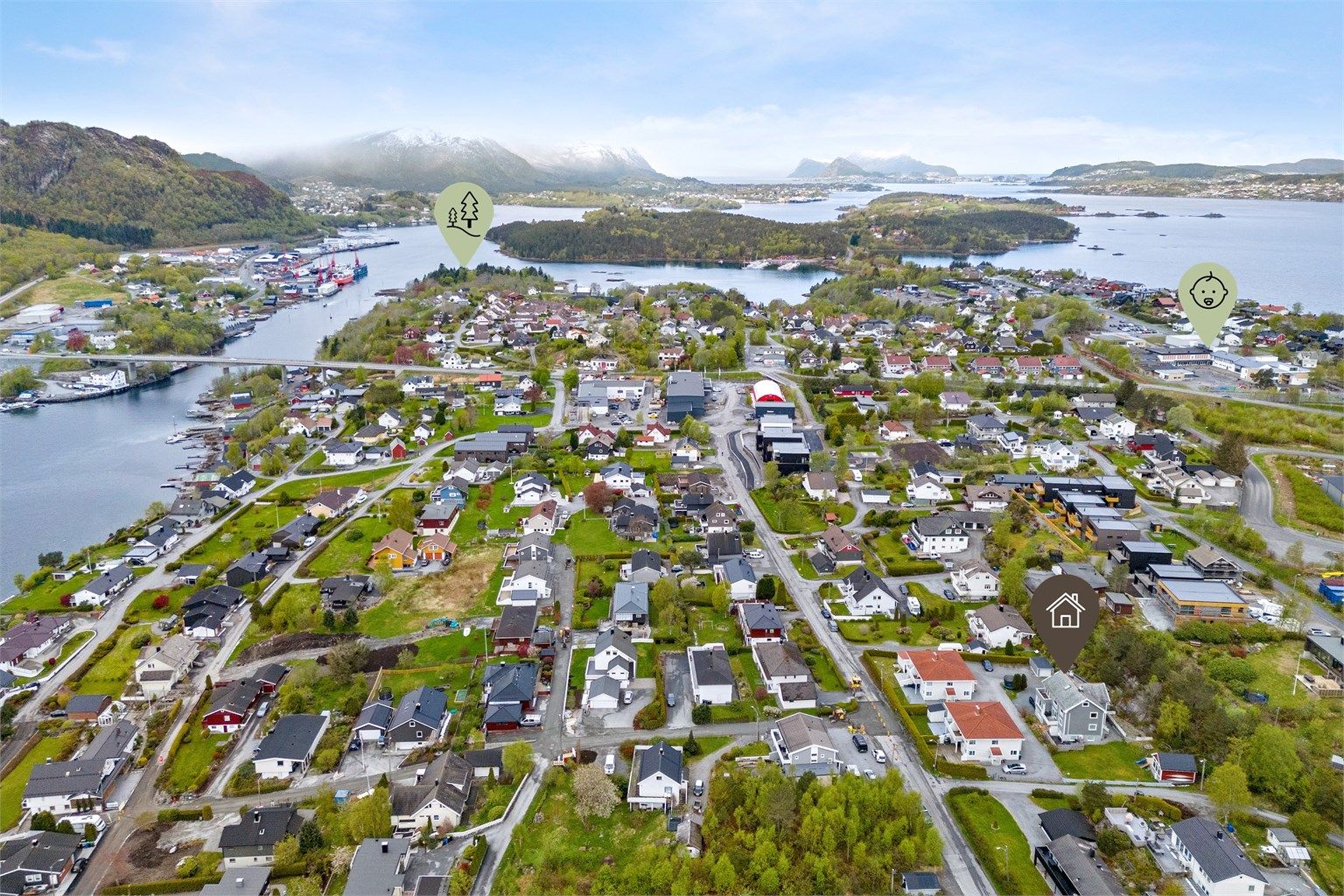 Blindheimssenteret og dagligvarebutikk ligger ca 2 km fra eiendommen, med både Eurospar og Rema 1000. Her er det og apotek, serveringssteder m.m.
