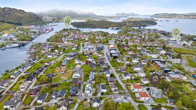 Blindheimssenteret og dagligvarebutikk ligger ca 2 km fra eiendommen, med både Eurospar og Rema 1000. Her er det og apotek, serveringssteder m.m.