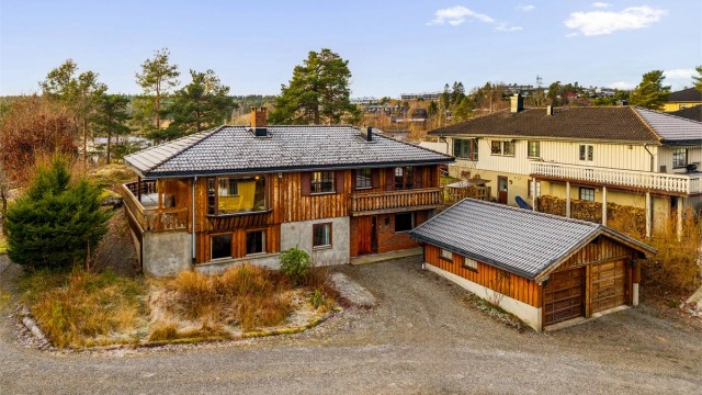 Eneboligen ligger høyt, fritt og usjenert til i et barnevennlig og etablert boligområde.