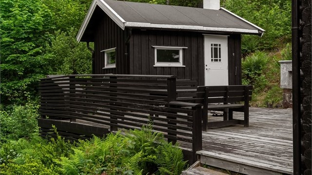 En steinsatt gangvei leder fra markterrassen opp til den store uteplassen ved annekset.