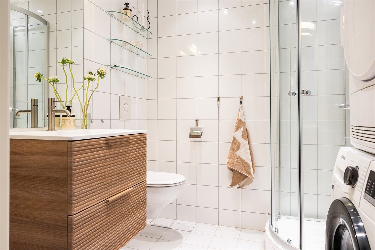 Lyst, flislagt baderom med hovedkonstruksjoner fra byggeårene. Lekkert servantskap nytt i 2026.