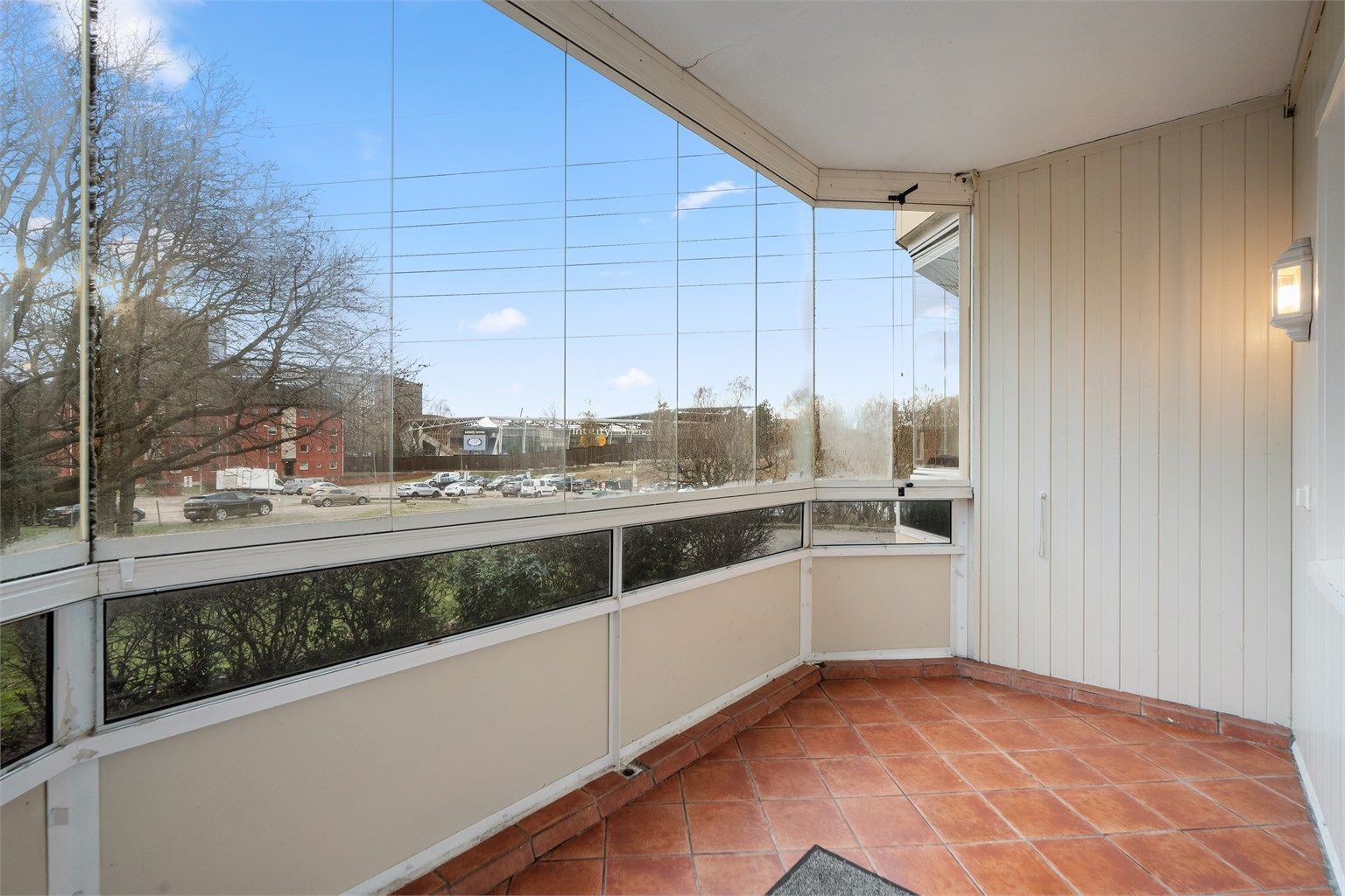 Den sydvendte, innglassede balkongen på 8 m² utvider stuen og kan nytes store deler av året.