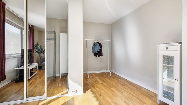 Bak skyvedørene i stuen er det etablert bod (ikke bruksendret) med lett tilgjengelig oppbevaringsplass.