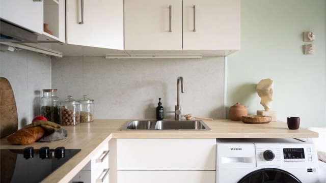 Kjøkkenet har en moderne innredning med glatte fronter, integrert platetopp og stekeovn. WaterGuard er installert ved kjøkkenbenken for ekstra trygghet.