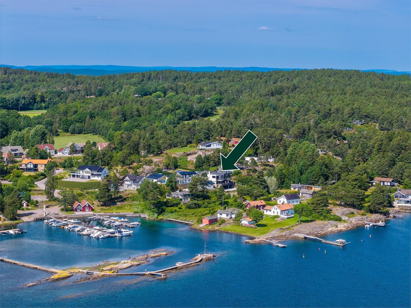 Her kan du nærmest gå barbent ned til båthavnen, hvor du også har mulighet til å søke om å leie båtplass i Holtane Vel- og båtforening. 