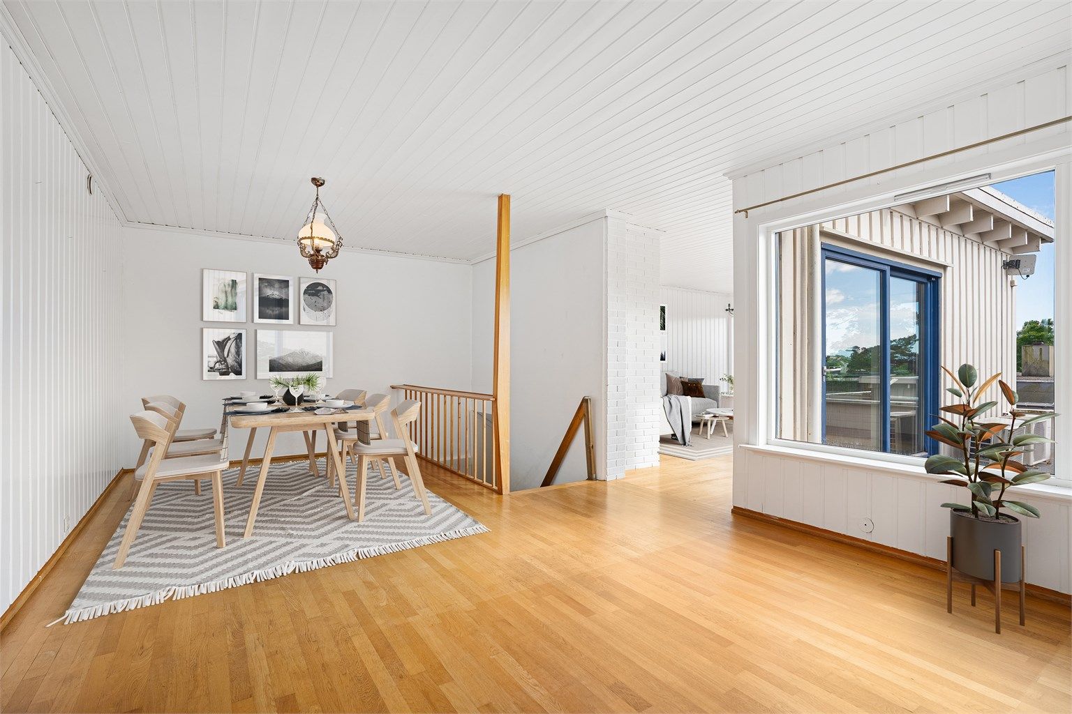 Lys og åpen spisestue og stue med godt med dagslys (digital styling)