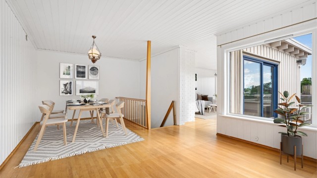 Lys og åpen spisestue og stue med godt med dagslys (digital styling)