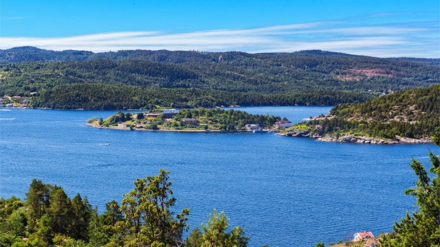 Fra eiendommen har man direkte utsyn mot historiske Oscarsborg Festning.