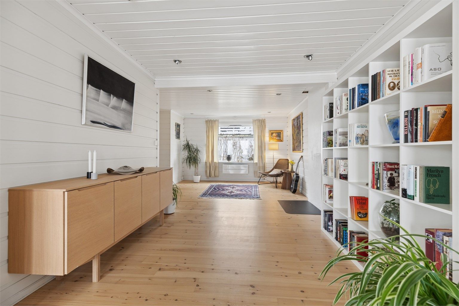 Boligen er påbygd og den store stuen har en funksjonell planløsning som lett kan deles inn i flere soner.