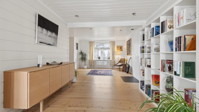 Boligen er påbygd og den store stuen har en funksjonell planløsning som lett kan deles inn i flere soner.