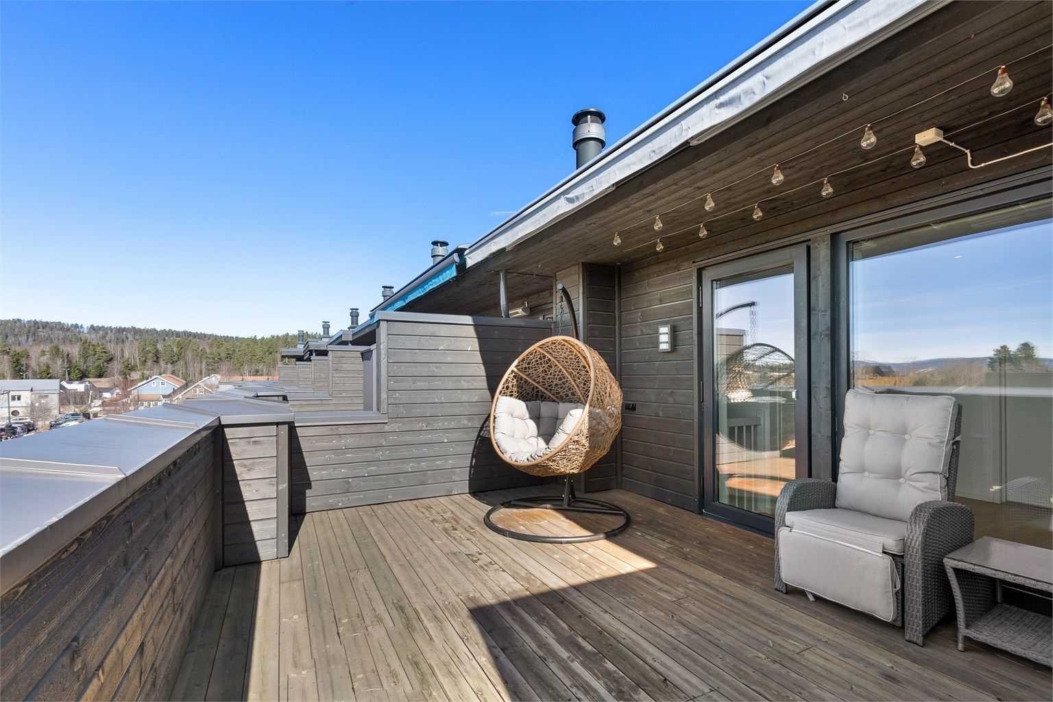 Huset har flere fine uteområder og byr på gode solforhold