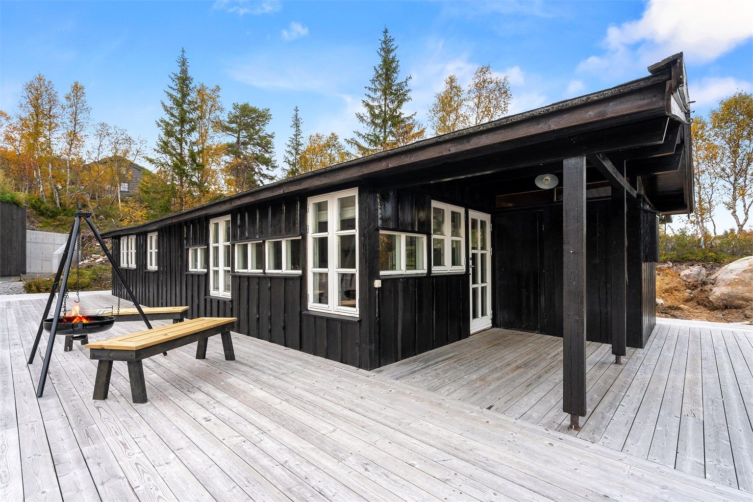 - Velkommen til Dyregrenda sør 70 - Gode utearealer med stor platting på den eksisterende hytta - Godkjent tilbygg - Se resten av bildeserien! 