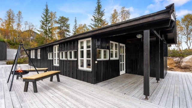 - Velkommen til Dyregrenda sør 70 - Gode utearealer med stor platting på den eksisterende hytta - Godkjent tilbygg - Se resten av bildeserien!