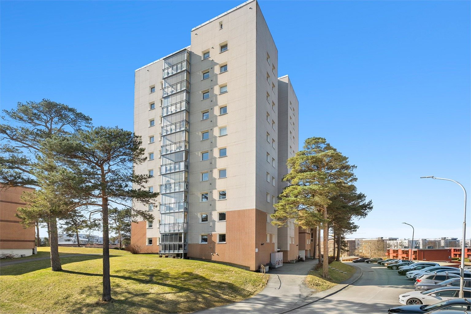 Området byr også på rike muligheter for en aktiv livsstil. I nærheten finner du blant annet Lade idrettspark med gode fasiliteter for både organisert og uorganisert aktivitet. I tillegg er det kort vei til treningssentre og øvrige aktivitetstilbud.