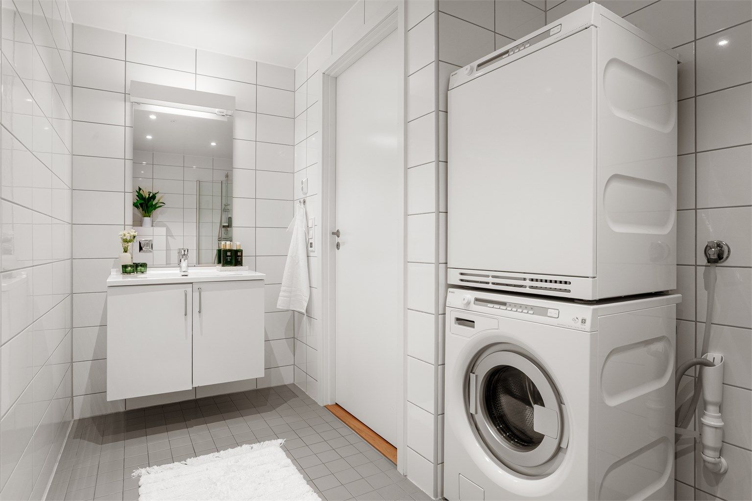 Dusjbad/wc (ca. 6,5 kvm): Lyst og delikat prefabrikert modulbad fra byggeår. 