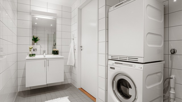 Dusjbad/wc (ca. 6,5 kvm): Lyst og delikat prefabrikert modulbad fra byggeår.