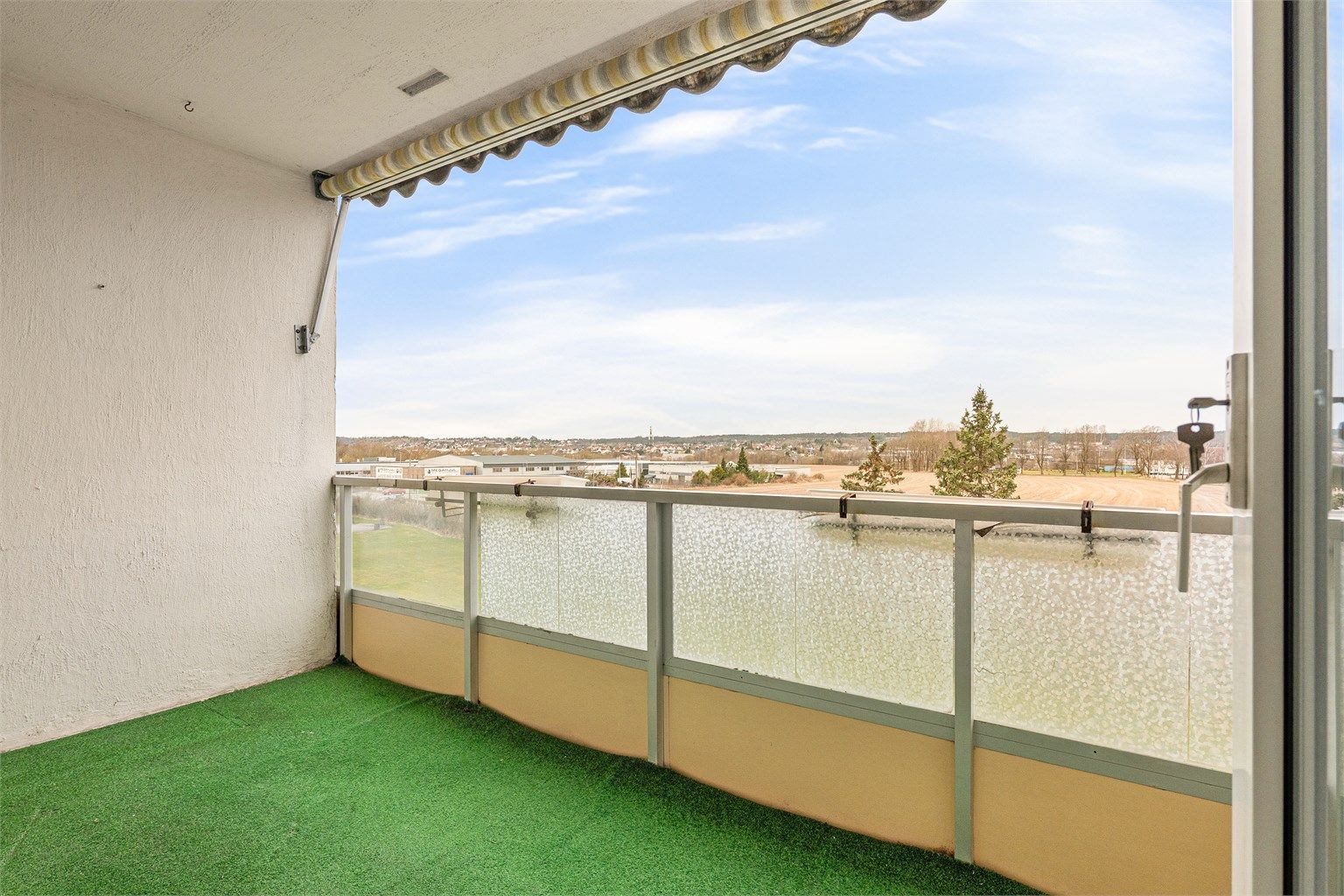 Sommerstid er det sol på verandaen fra utpå ettermiddagene og nærmest helt til solen går ned.