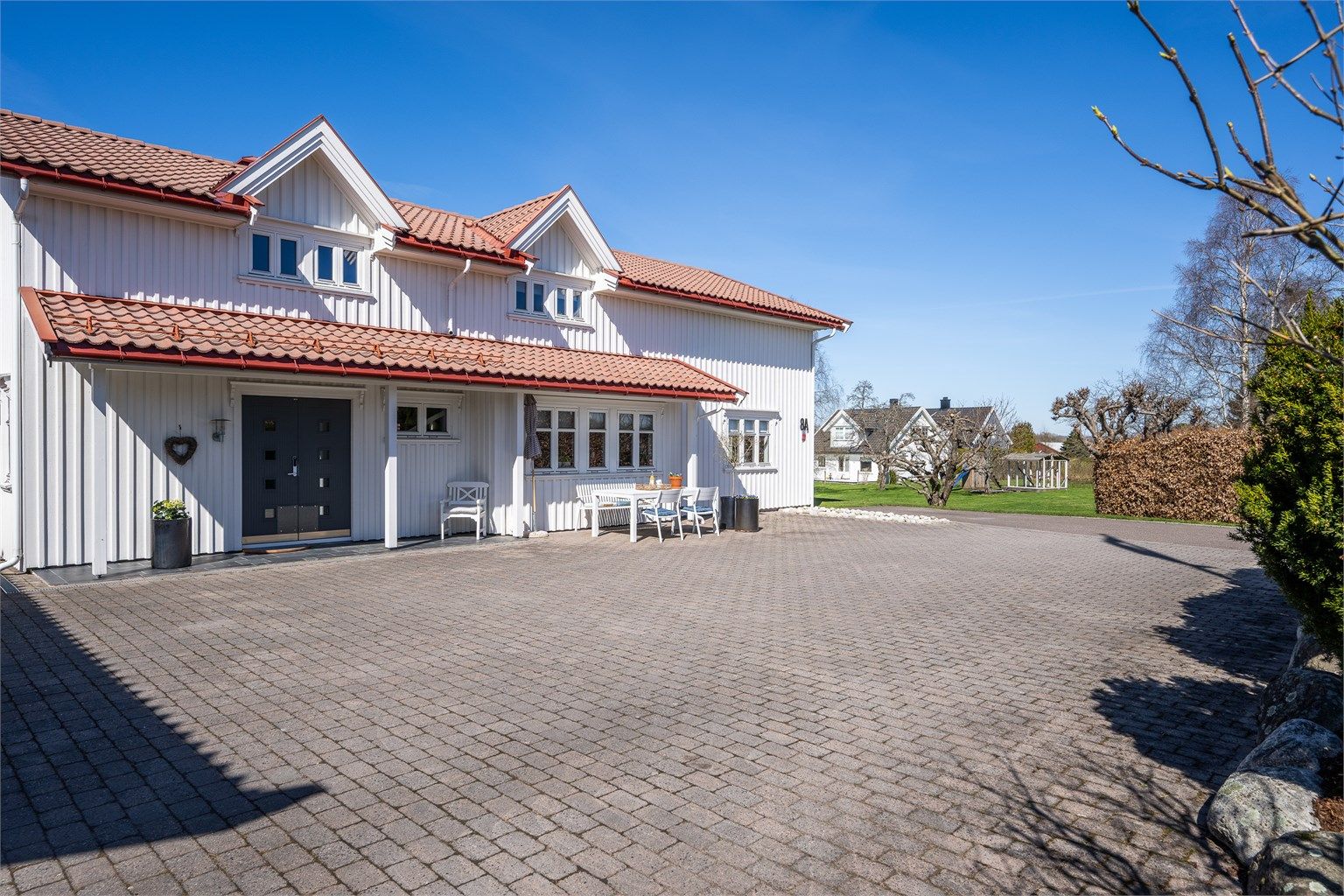 Eiendommen har en privat og tilbaketrukket beliggenhet i enden av veien.