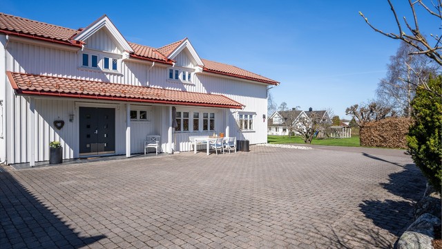 Eiendommen har en privat og tilbaketrukket beliggenhet i enden av veien.