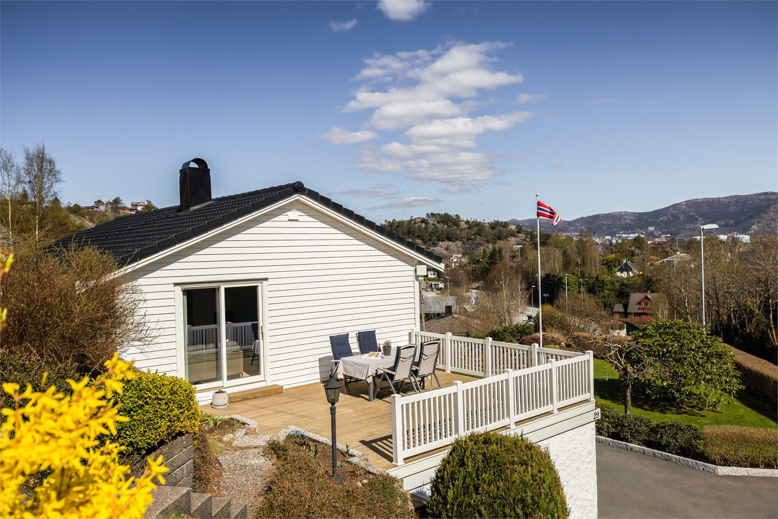 Fra den store terrassen har du en åpen utsikt mot innseilingen til Bergen. Her er det gode solforhold og rikelig med plass for en utendørs salong.
