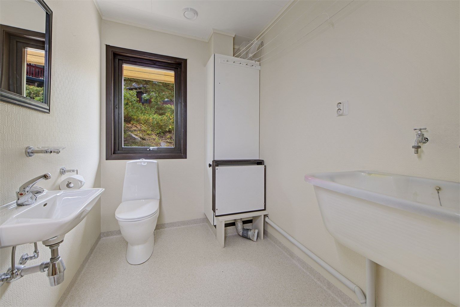 Separat wc/vaskerom - i 1. etasje - servant - toalett - utslagsvask