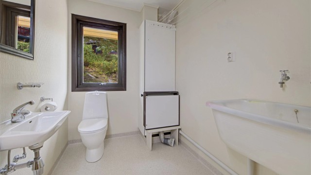 Separat wc/vaskerom - i 1. etasje - servant - toalett - utslagsvask