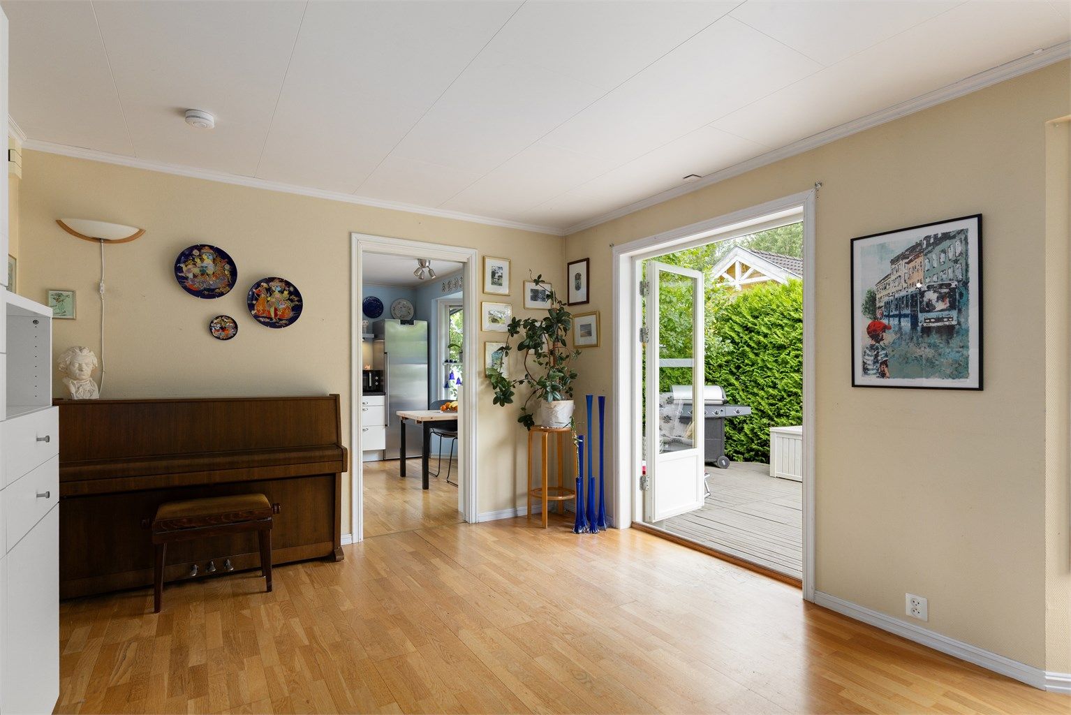 Fra stuen er det utgang til den sydvestvendte terrassen på ca. 36 kvm, som byr på gode solforhold.