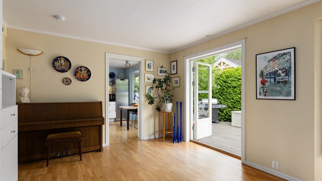 Fra stuen er det utgang til den sydvestvendte terrassen på ca. 36 kvm, som byr på gode solforhold.