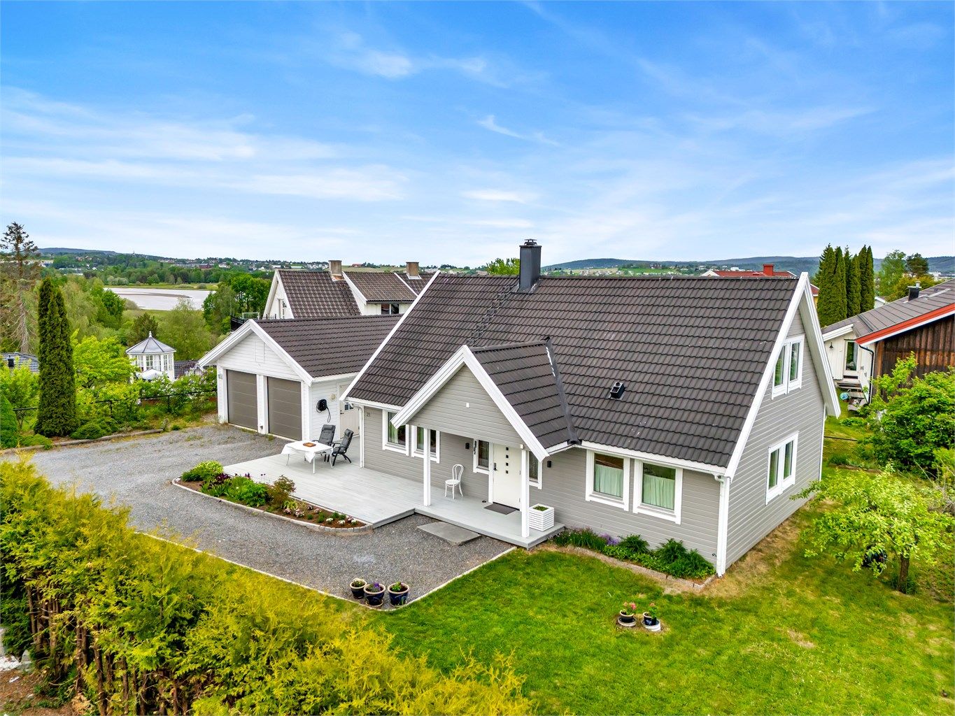 Boligen har en velstelt hage