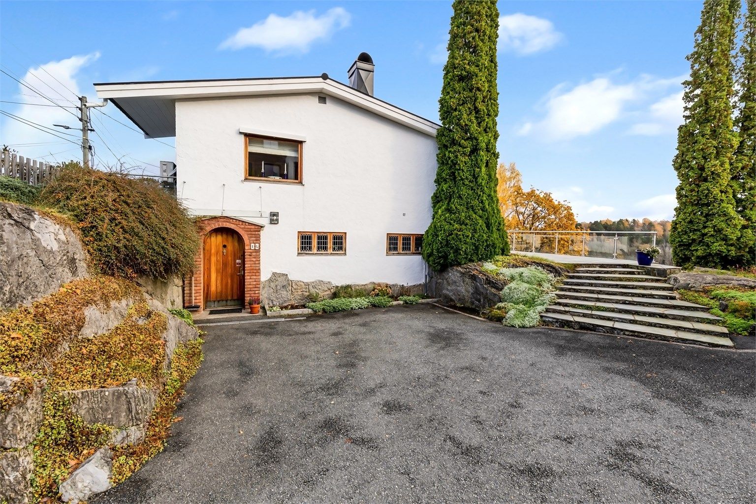 Velkommen til Lillehagveien 16 på Haslum/Blommenholm - Presentert av eiendomsmegler/partner Ola Wee Ahlstrand v/Krogsveen Bekkestua