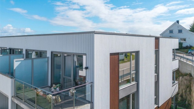 Moderne arkitektur i et bygg oppført i 2023.