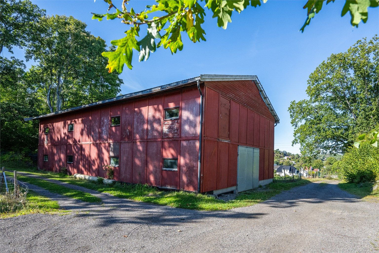Frittstående lagerhall oppført omkring 1990 med porter og innkjøringsmuligheter.