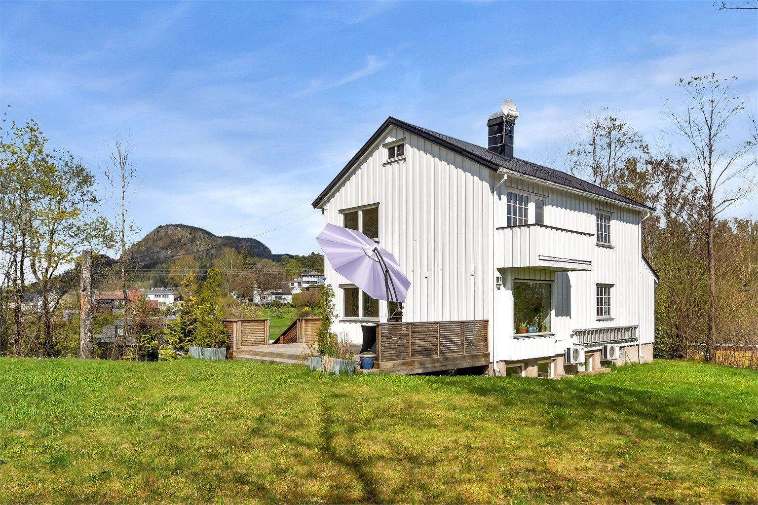 Eiertomt på 2 029 kvm. Uteareal opparbeidet med gruslagt parkeringsareal, trapp med gangsti til garasje fra bolig, plen, prydbusker og trær