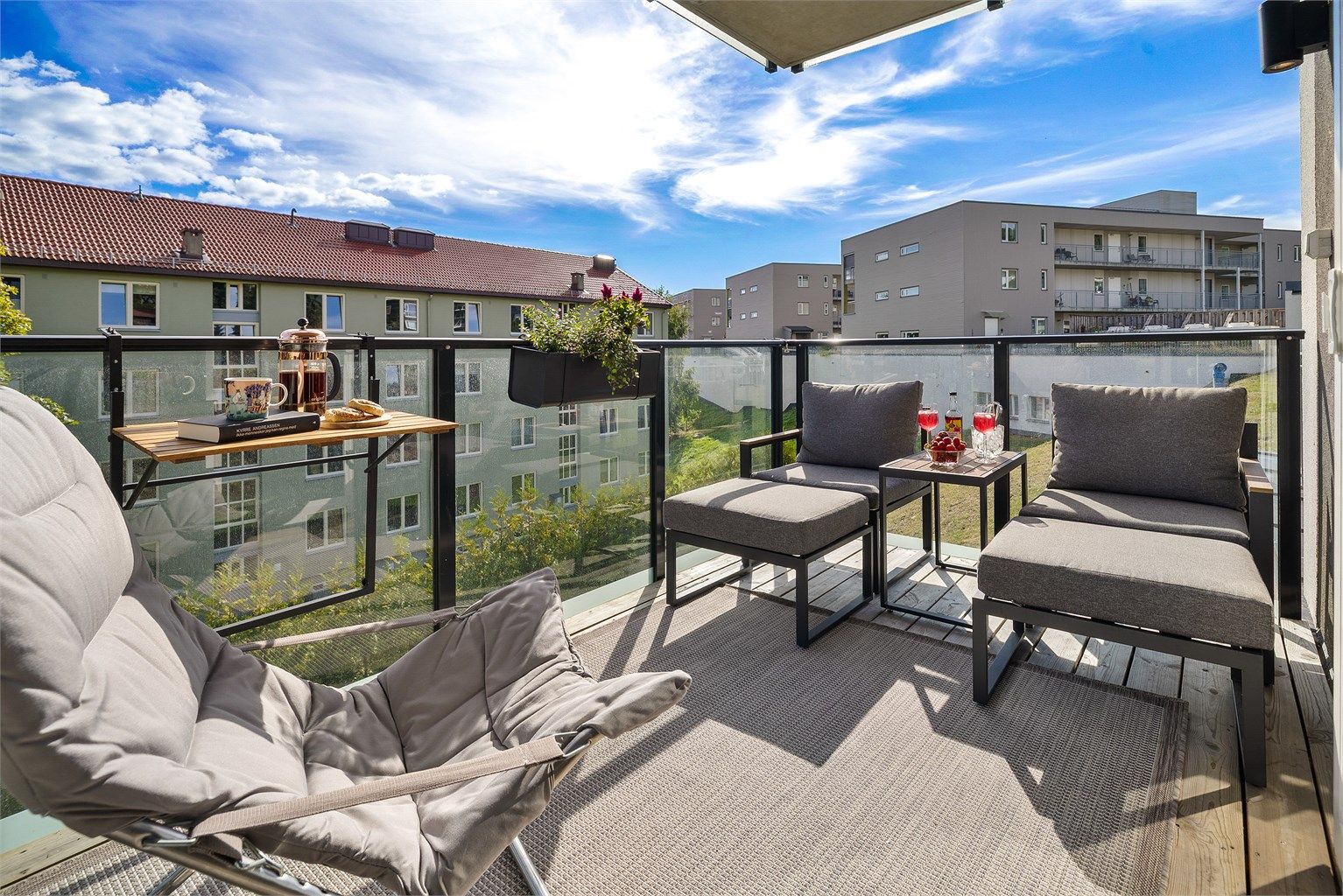 God plass til sittegruppe og grill. Balkongen er overbygget og har utelys og stikkontakt