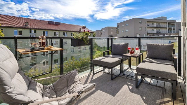 God plass til sittegruppe og grill. Balkongen er overbygget og har utelys og stikkontakt