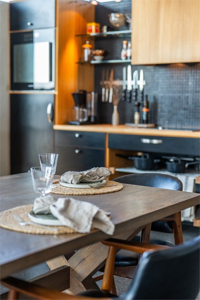 Gjennomtenkte løsninger og materialvalg preger kjøkkenet. Benkeplaten i heltre gir en varm og taktil overflate.