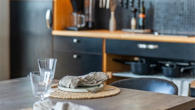 Gjennomtenkte løsninger og materialvalg preger kjøkkenet. Benkeplaten i heltre gir en varm og taktil overflate.