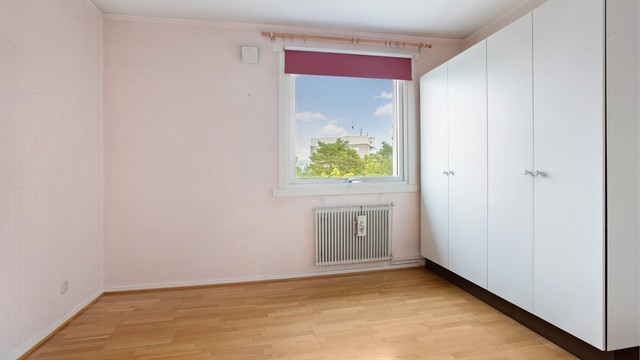 Rommet er utstyrt med en stor garderoberekke.