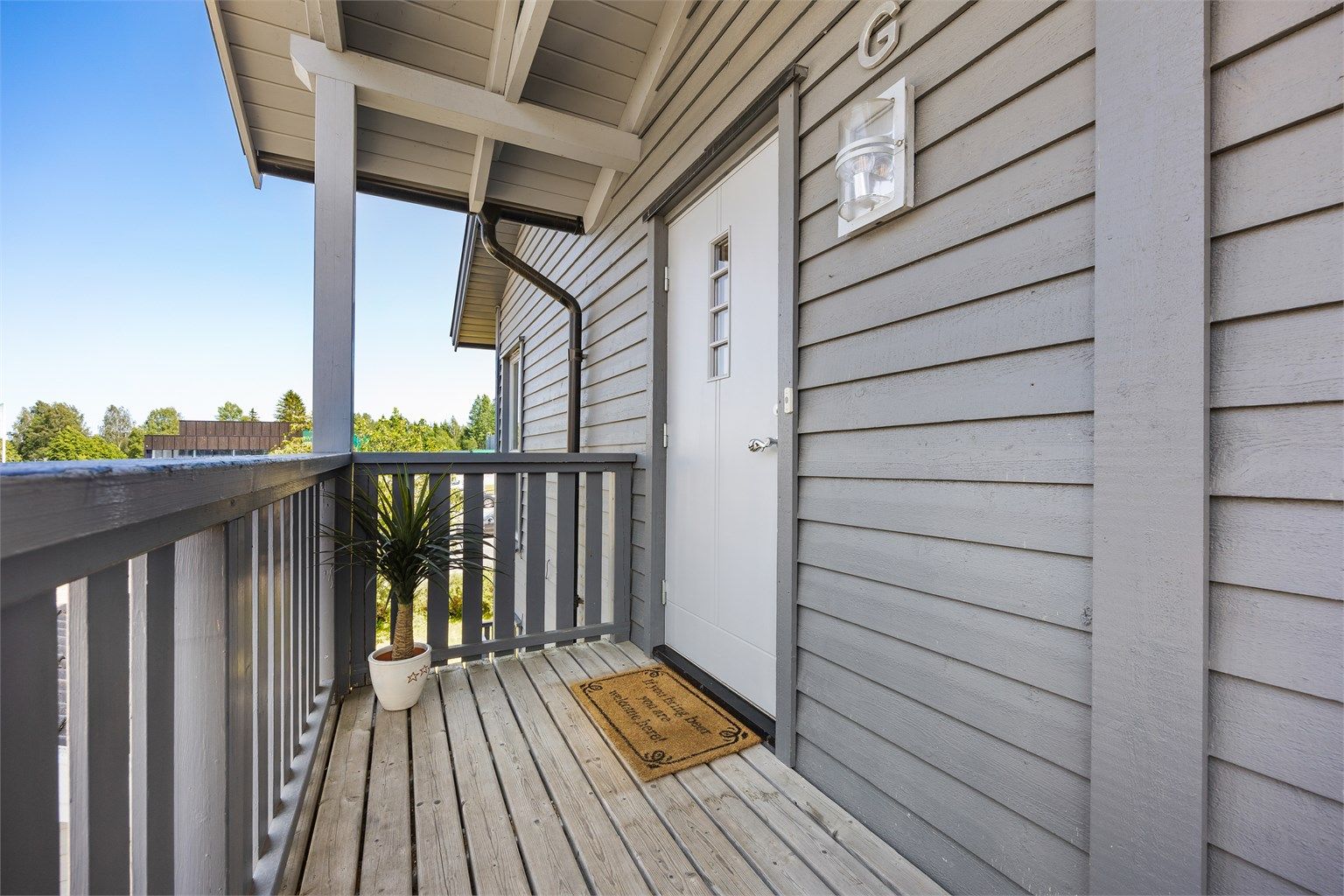 Hyggelig overbygget inngangsparti