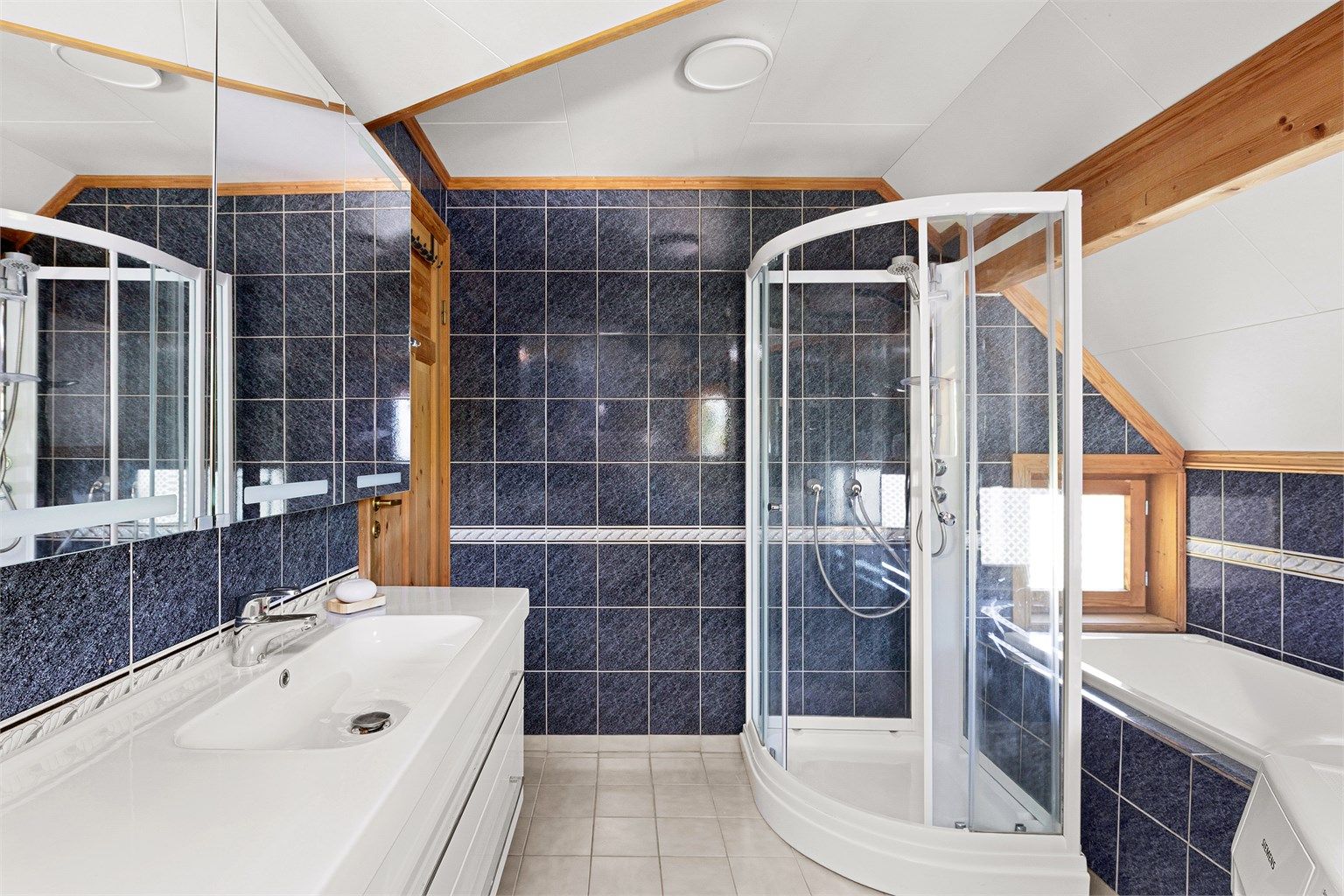 Badet er fra byggeåret 1991 og har flislagt gulv med varme