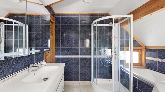 Badet er fra byggeåret 1991 og har flislagt gulv med varme