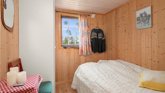 Ytterligere et koselig soverom med plass til seng og oppbevaring, fint egnet som gjesterom eller barnerom.
