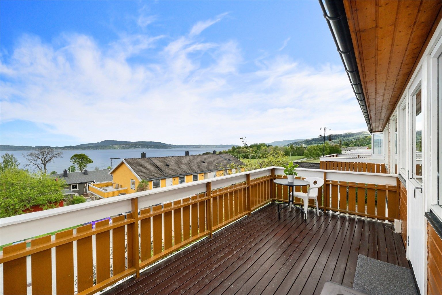 Balkongen vil på sommerstid oppleves som en fin forlengelse av stuen. 