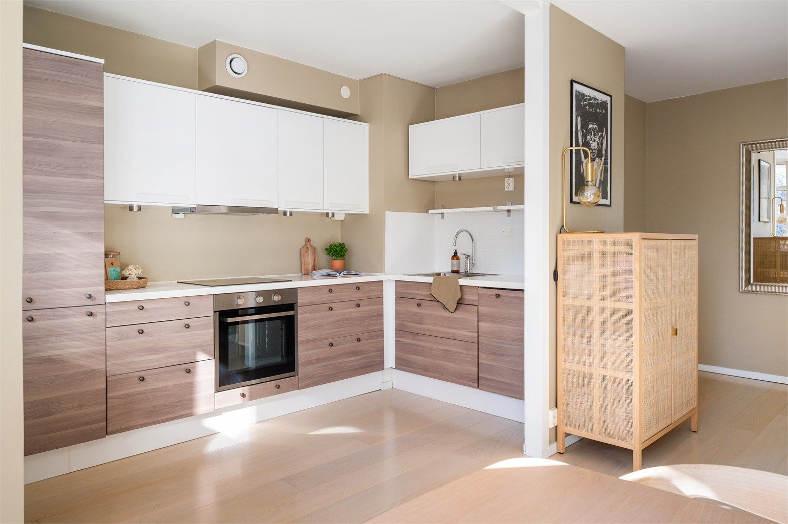 Veggene i leiligheten har malte flater og gulvet er belagt med moderne énstavs parkett.